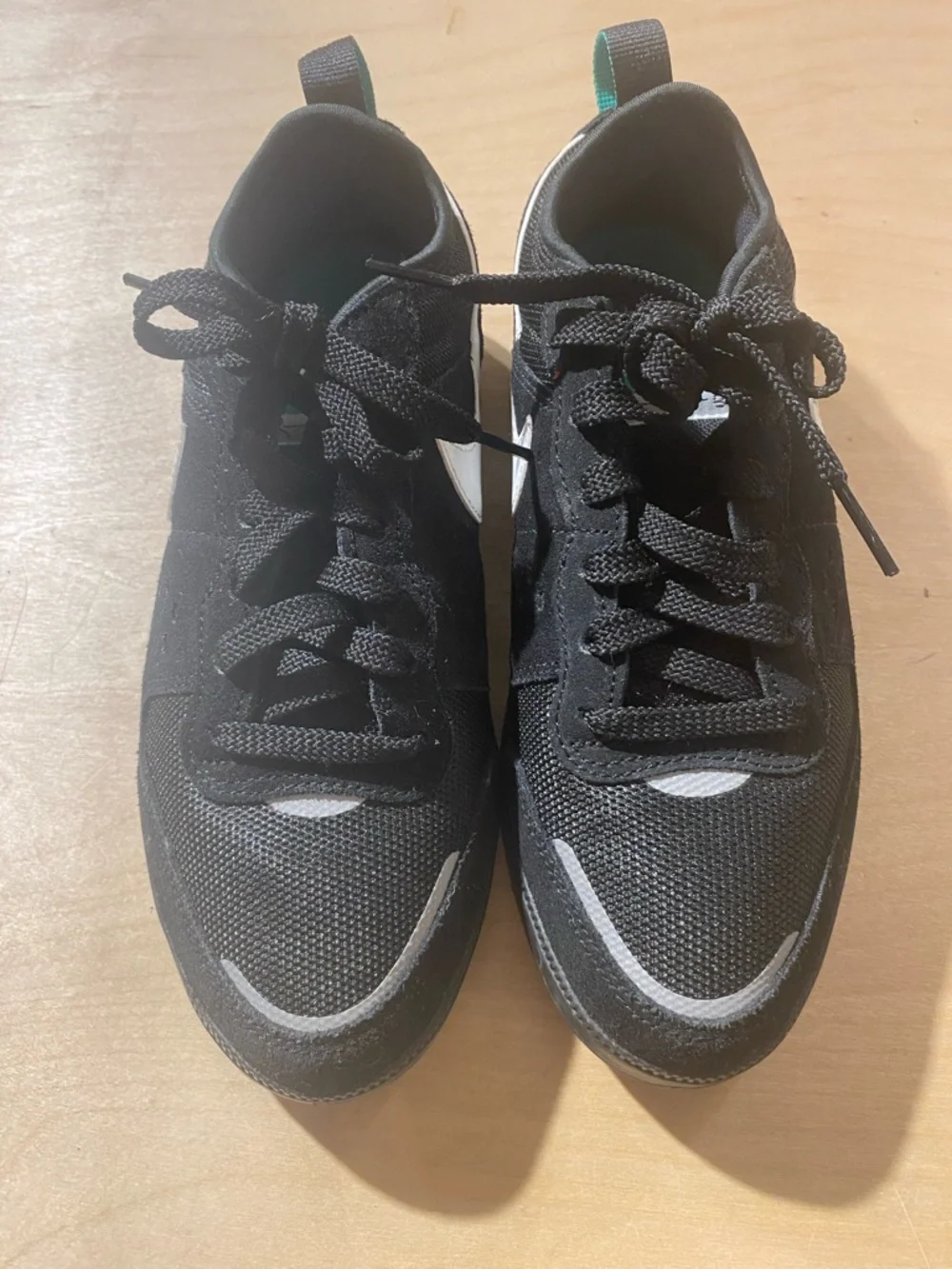 Nike Black Low-Top Lace-Up Sneakers with Subtle White Accents Boys Size 5Y (QY)